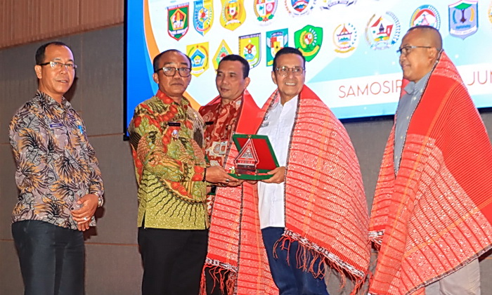 Wakil Bupati Samosir Ariston Tua Sidauruk SE MM membuka Sosialisasi dan Bimbingan Teknis Implementasi SIPD RI, di Ballroom Marianna Resort & Convention Tuktuk Siadong Kecamatan Simanindo, Kamis (12/6/2025).