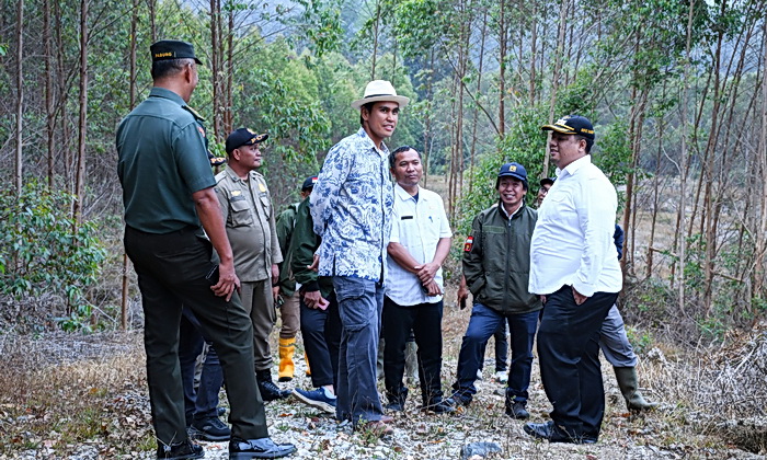 Bupati Samosir Vandiko Timotius Gultom, ST bersama dengan Dewan Ekonomi Nasional diwakili Van Basten Panjaitan dan Direktur PT JCO Johnny Andrean, meninjau langsung lokasi lahan zona investasi Kawasan Pertanian Terpadu, di Desa Hariara Pintu, Kecamatan Harian, Kabupaten Samosir, Rabu (4/6/2025).