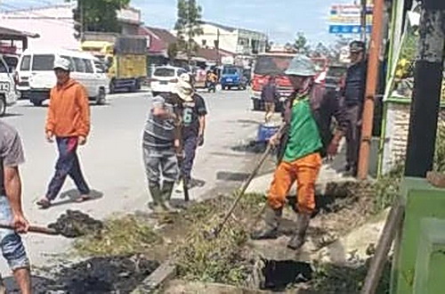 Pemerintah Kabupaten Humbahas melalui Dinas Lingkungan Hidup (DLH) kembali melaksanakan gotong-royong membersihkan drainase khususnya di ibukota Doloksanggul, Rabu (16/7/2025).