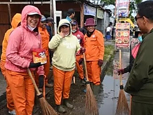 Bupati Dr Oloan P Nababan bersama Sekda Chiristison Rudianto Marbun MPd, Selasa (15/7/2025), meninjau Gerakan Bersih di Kota Doloksanggul, dalam rangka menyambut HUT ke-22 Kabupaten Humbahas.