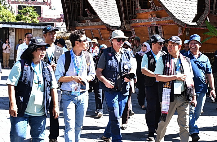 Assesor UNESCO, yakni Prof Jose Brilha (Portugal) dan Dr Jeon Yongmun (Korea Selatan) mengunjungi sejumlah Geosite di Kabupaten Samosir, Rabu (23/7/2025).
