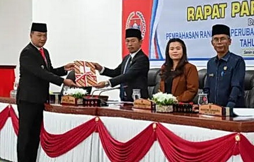 Bupati Humbahas Dr Oloan Paniaran Nababan menyampaikan nota jawaban atas pemandangan umum fraksi-fraksi DPRD terhadap Nota Pengantar Keuangan Rancangan Peraturan Daerah tentang Perubahan APBD Kabupaten Humbang Hasundutan TA 2025