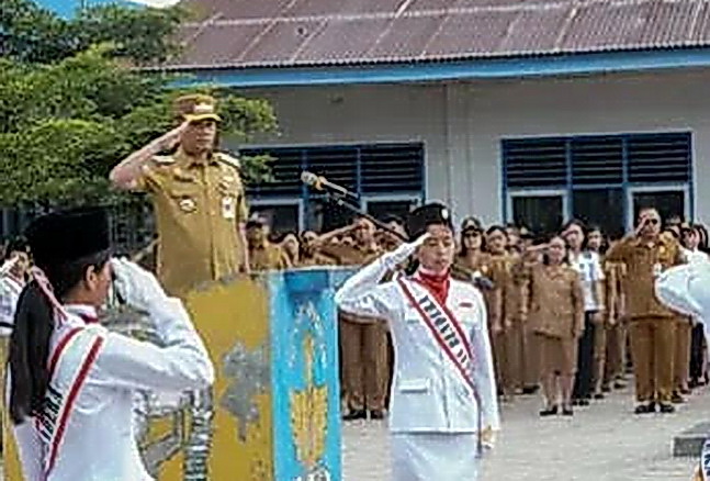 Hari pertama masuk sekolah setelah libur semester memasuki TP 2025/2026, Bupati Humbahas Dr Oloan P Nababan tampil sebagai Pembina Upacara di UPT SMP Negeri 001 Doloksanggul