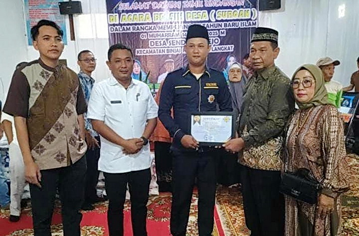 Ketua Rayon AMPI Kecamatan Binjai Dikky Wahyudi membagikan paket sembako kepada kaum duafa di Desa Sendang Rejo Kecamatan Binjai Kabupaten Langkat, Rabu (23/7/2025).