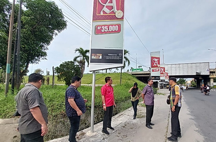 Reklame mini billboard tanpa izin yang berdiri di bahu Jalan Letda Sujono, Kelurahan Bandar Selamat, Kecamatan Medan Tembung diminta bongkar.