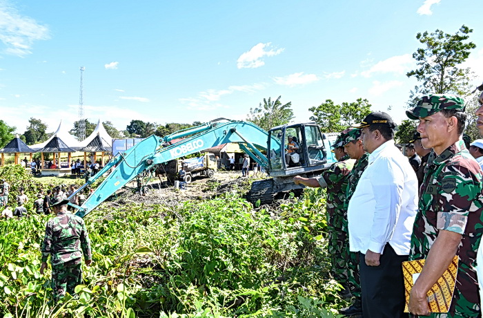 Bupati Samosir Vandiko T Gultom bersama Danrem 023 KS Jansen P Nainggolan dan Forkopimda kembali menggelar pembersihan eceng gondok di Danau Toba.