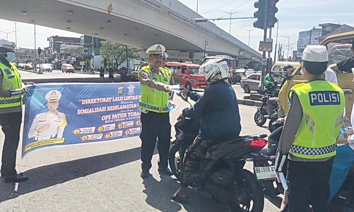 Satuan Tugas (Satgas) Preemtif melaksanakan sosialisasi dan edukasi keselamatan berlalu lintas kepada pengendara di Jalan Jamin Ginting, Simpang Pos, Medan, Kamis (24/7/2025).
