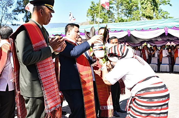 Bupati Samosir Vandiko Timotius Gultom ST didampingi Pembina Komunitas Rumahela DR Hinca IP Panjaitan XIII SH MH ACCS dan Forkopimda membuka secara resmi pelaksanaan kegiatan Festival Wisata Edukasi Leluhur Batak Rumahela 2025