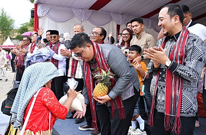 Festival Tao Toba Jou-jou 2025 resmi digelar, dimeriahkan oleh Parade Agro yang menampilkan produk pertanian dari 9 kecamatan dan penampilan kolosal seruling dari SMPN 1 Pangururan.