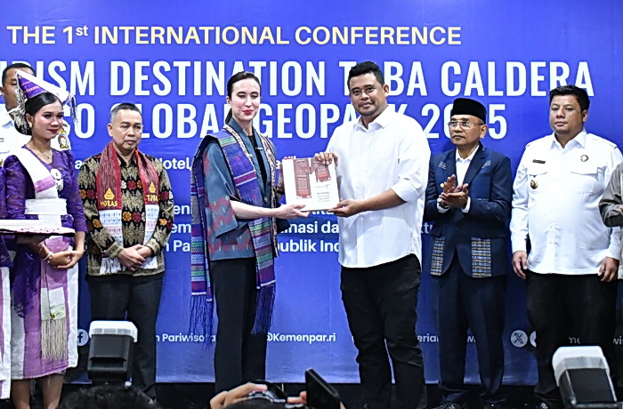 Bupati Samosir Vandiko T Gultom didampingi Kadis Kebudayaan dan Pariwisata Tetty Naibaho, Kadis Kominfo Immanuel Sitanggang dan Kaban Bappedalitbang Rajoki Simarmata menghadiri Konferensi Pertama Destinasi Geowisata Kaldera Toba Unesco Global Geopark 2025.