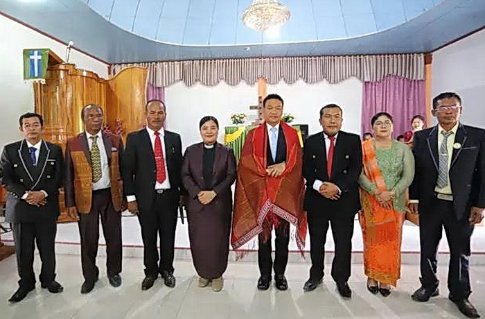 Bupati Humbang Hasundutan Dr Oloan P Nababan mengikuti ibadah Minggu di HKI Sigumpar Resort Lintongnihuta Kecamatan Lintongnihuta, Minggu (27/7/2025).