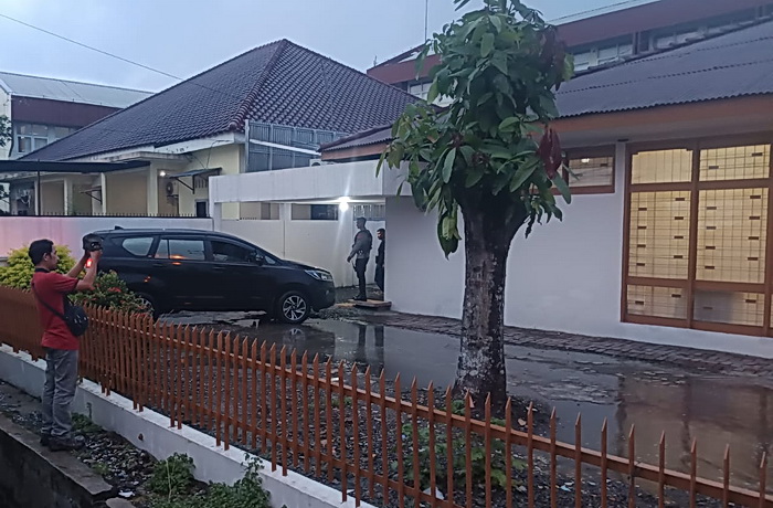 Komisi Pemberantasan Korupsi (KPK) menggeledah rumah dinas mantan Kepala Dinas Pekerjaan Umum dan Penataan Ruang (PUPR) Sumatera Utara Topan Obaja Putra Ginting, di Jalan Busi, Kota Medan, Selasa sore (1/7/2025).