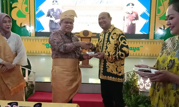 Bupati Langkat H Syah Afandin SH menghadiri acara Pisah Sambut Kajari Langkat, dari Yuliarni Appy SH MH kepada Asbach SH, Rabu (23/7/2025) malam, di Jentera Malay Rumah Dinas Bupati Langkat.