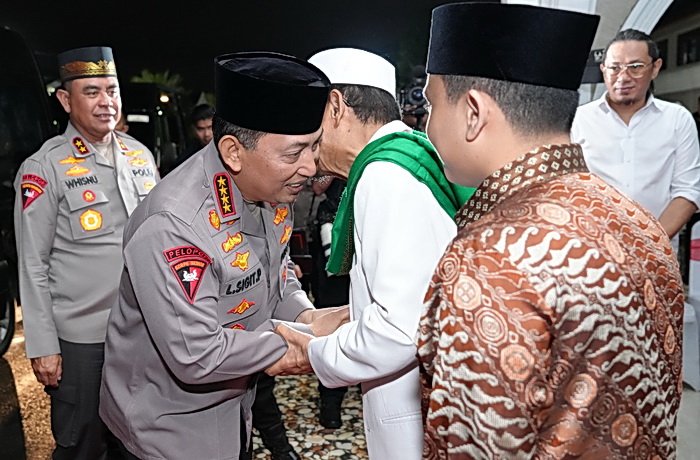 Kapolri melanjutkan kegiatan dengan bersilaturahmi ke Pondok Pesantren Al-Kautsar yang berlokasi di Jalan Pelajar, Medan Kota, Jumat malam (11/7/2025), pukul 20.00 WIB.