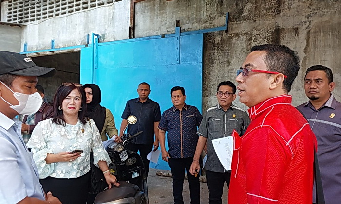 Komisi IV DPRD Kota Medan mendesak Pemerintah Kota Medan melalui Satpol PP dan Dinas Perkimcikataru untuk lebih tegas menindak bangunan tanpa izin