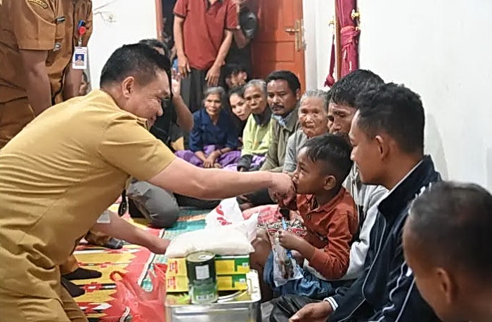 Bupati Humbang Hasundutan Dr Oloan P Nababan, Senin (21/7/2025), menyalurkan bantuan langsung kepada keluarga korban meninggal dunia akibat musibah kebakaran