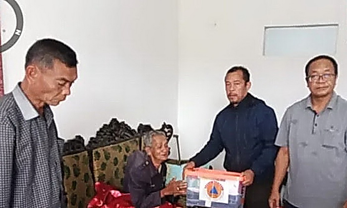Pemkab Humbang Hasundutan (Humbahas) melalui Dinas Sosial bekerjasama dengan BPBD, Camat Paranginan Biduan Silaban termasuk perangkat desa, memberikan bantuan kepada korban kebakaran di Desa Sihonongan Kecamatan Paranginan, Sabtu (12/7/2025).