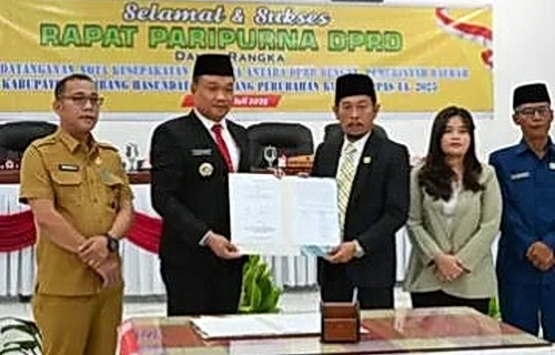 DPRD Kabupaten Humbang Hasundutan melaksanakan paripurna dalam rangka Penandatanganan Nota Kesepakatan Perubahan Kebijakan Umum Anggaran (Perubahan KUA) dan Perubahan Prioritas dan Plafon Anggaran Sementara (Perubahan PPAS) Kabupaten Humbang Hasundutan TA 2025, Selasa (1/7/2025)