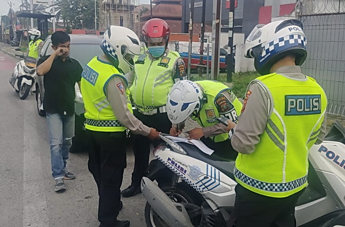 Satuan Tugas Penegakan Hukum (Satgas Gakkum) Operasi Patuh Toba 2025 melaksanakan giat penertiban lalu lintas di sepanjang Jalan Sisingamangaraja, Medan, pada Jumat pagi (25/7/2025).
