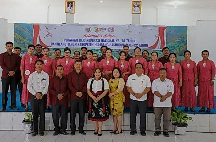 Pemkab Humbahas melalui Dinas Koperasi Perdagangan Perindustrian dan Tenaga Kerja (Kopenaker) menggelar Lomba Paduan Suara Mars Koperasi dan Hymne Humbang Hasundutan, di Aula Hutamas, Doloksanggul, Rabu (23/7/2025).