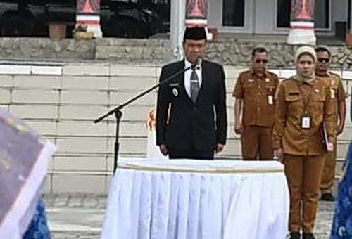 Bupati Dr Oloan P Nababan mengambil sumpah janji pejabat fungsional dan menyerahkan SK Bupati Humbang Hasundutan Perihal Pengangkatan Pegawai Pemerintah dengan Perjanjian Kerja (PPPK)