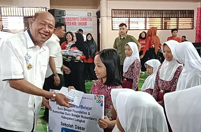Bupati Langkat H Syah Afandin SH memberikan bantuan berupa seragam sekolah untuk 4.440 siswa SD yang status sosialnya kurang beruntung dan bantuan bea siswa.