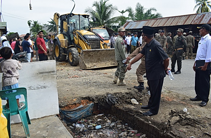Pemkab Langkat melalui Satuan Polisi Pamong Praja (Satpol PP) bersama dengan Komisi III DPRD Langkat, Dinas Perindustrian dan Perdagangan, Dinas Lingkungan Hidup, Dinas Perhubungan, Dinas Pekerjaan Umum dan unsur Muspika Tanjung Pura melakukan eksekusi penertiban kios pedagang yang berjualan di luar Pasar Tradisional Tanjung Pura, Rabu (2/7/2025).