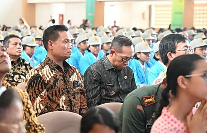 Bupati Humbahas Dr Oloan P Nababan menghadiri pelepasan (wisuda) siswa angkatan XI dan pengukuhan siswa angkatan XIV SMA Unggul Del di Gedung Serbaguna Yayasan Del Sitoluama Laguboti Kabupaten Toba Sumut, Sabtu (12/7/2025).