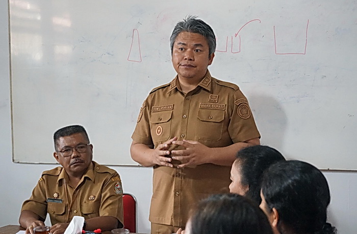 Wakil Bupati Tapanuli Utara (Taput) Dr Deni Parlindungan Lumbantoruan menekankan agar pengelola air minum, Perumda Mual Natio, meningkatkan layanan kepada konsumen.