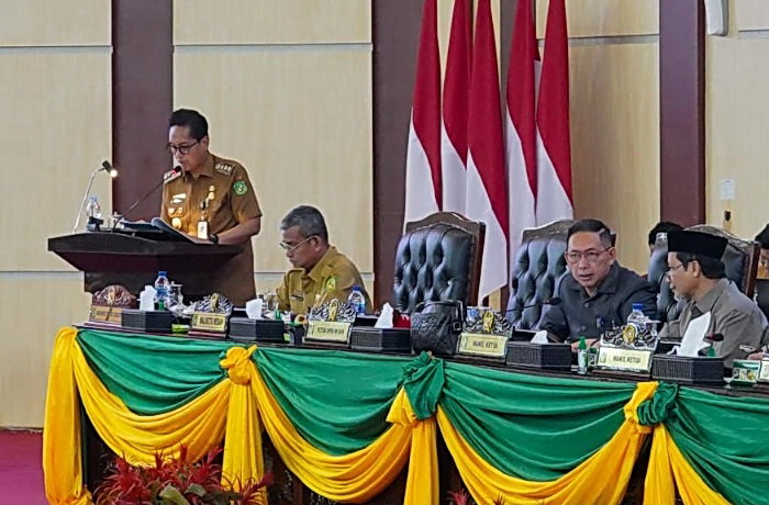 Wali Kota Medan Rico Tri Putra Bayu Waas memberikan tanggapan atas Pemandangan Umum Fraksi-fraksi DPRD terkait Ranperda tentang Pencegahan dan Penanggulangan Kebakaran dalam Sidang Paripurna DPRD, Senin (21/7/2025).