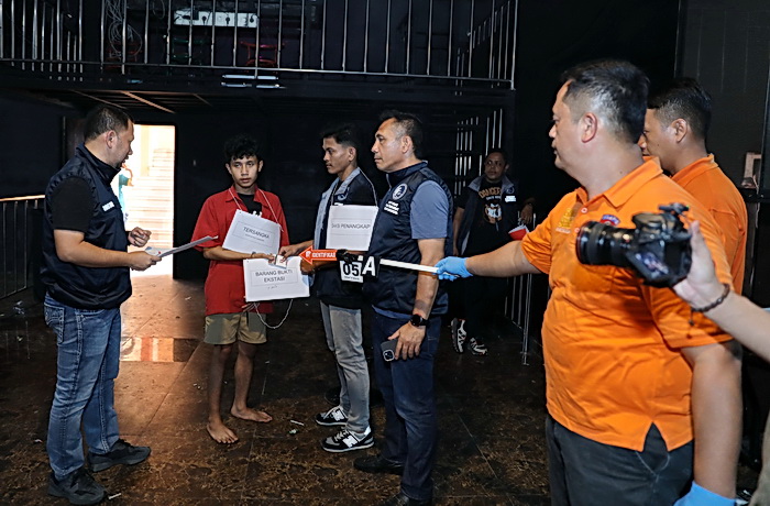 Tim Dit Reserse Narkoba Polda Sumut menggelar prarekonstruksi kasus peredaran narkotika di tempat hiburan malam, Mahkota Hall & KTV Hotel Tersya Jalan Jenderal Sudirman Kelurahan Sijambi Kecamatan Datuk Bandar, Kota Tanjungbalai.