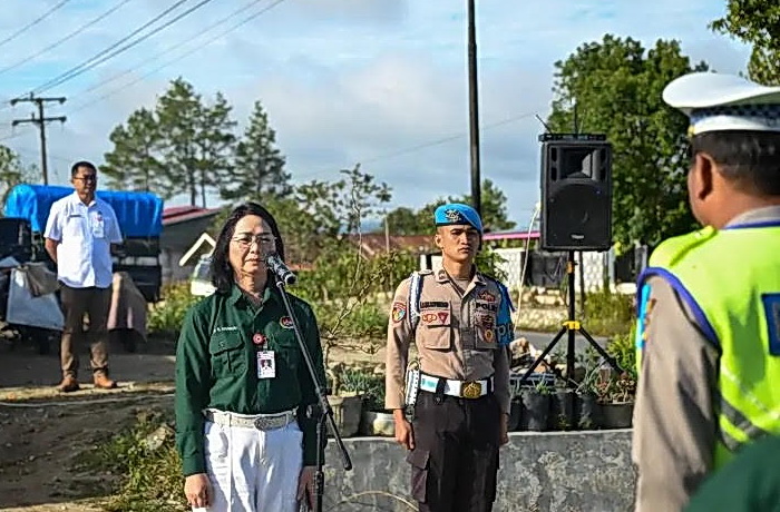 Wakil Bupati (Wabup) Humbang Hasundutan Junita Rebeka Marbun SH MAP memimpin apel kegiatan Razia Gabungan Kepatuhan Pajak Kendaraan Bermotor dan Bea Balik Nama Kendaraan Bermotor (BBNKB)
