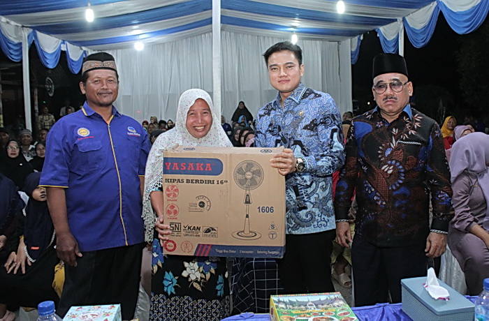 Ratusan warga Kelurahan Dendang Kecamatan Stabat Kabupaten Langkat sangat antusias menyambut kehadiran Ricky Anthony, Sabtu (19/7/2025) malam