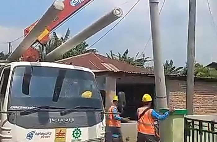 Warga Dusun Mulia Bakti Desa Karang Rejo Kecamatan Stabat, akhirnya merasakan indahnya cahaya listrik untuk penerangan jalan di kampung mereka.