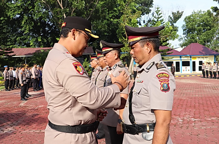 Kapolres Langkat AKBP David Triyo Prasojo SH SIK MSi, pimpin upacara rotasi sekaligus serah terima jabatan (sertijab) sejumlah pejabat utama Polres dan Kapolsek jajaran di halaman Mapolres Langkat, Kamis (31/7/2025) pagi.
