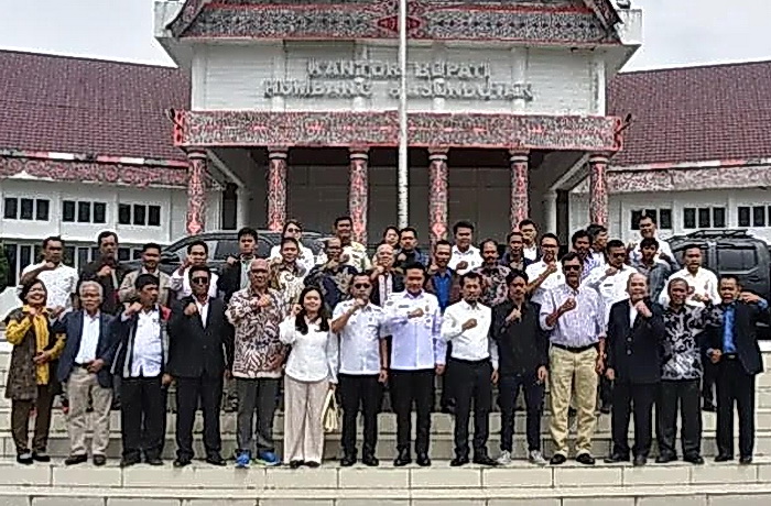 Bupati Humbahas Dr Oloan P Nababan menerima audiensi Perkumpulan Keluarga Besar Perantau Parsingguran Dua (Kesatupadu) terkait tanah leluhur masyarakat Parsingguran II.
