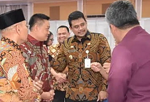 Gubernur Sumut Bobby Afif Nasution SE MM bersama Bupati Humbahas Dr Oloan P Nababan dan kepala daerah se-Kawasan Danau Toba, menjamu makan malam Tim Revalidasi Toba Caldera Unesco Global Geopark