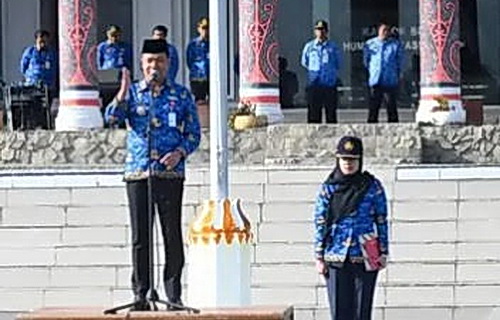Bupati Humbang Hasundutan Dr Oloan Paniaran Nababan memimpin Upacara Hari Kesadaran Nasional (HKN), di pelataran Kantor Bupati, Bukit Inspirasi Doloksanggul, Kamis (17/7/2025).