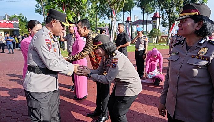 Kapolda Sumut Irjen Pol Whisnu Hermawan Februanto SIK MH memimpin langsung Upacara Kenaikan Pangkat Perwira, Bintara, Tamtama Periode 1 Juli 2025 serta PNS Polri Periode 1 Februari, 1 April, dan 1 Juni 2025 di Lapangan KS Tubun Mapolda Sumut, Rabu (2/7/2025).
