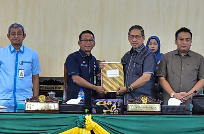 Wakil Wali Kota Medan H Zakiyuddin Harahap mengikuti Sidang Paripurna DPRD Kota Medan yang membahas Pemandangan Umum Fraksi-fraksi Terhadap Penjelasan Kepala Daerah Mengenai Ranperda tentang Pencegahan dan Penanggulangan Kebakaran