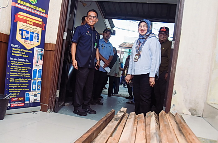 Wakil Walikota Medan H Zakiyuddin Harahap menyerahkan bantuan kepada para korban yang terkena angin puting beliung di Kota Medan beberapa waktu lalu