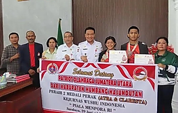 Ketua Wushu Kabupaten Humbahas Jesdin Lumbangaol bersama Seketaris Azis Banjarnahor termasuk atletnya, beraudensi ke Bupati Dr Oloan P Nababan