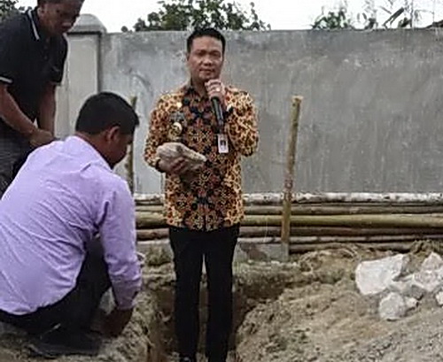 Bupati Humbahas Dr Oloan P Nababan bersama Sekda Chiristison Rudianto Marbun MPd, Pendeta HKBP Resort Marbun Barat Pdt Ridon Siagian STh, Ketua Panitia Pembangunan St Jaulim Simanullang, dan lainnya, meletakkan batu pertama pembangunan Rumah Dinas Pendeta HKBP Resort Marbun Barat