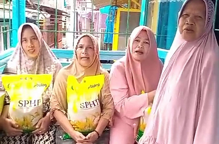 Polda Sumut melalui Dir Polairud bekerja sama dengan Relawan Wak Yong Sumut dan Perum Bulog menggelar Penjualan Beras Bulog SPHP kepada masyarakat di sekitar Mako Ditpolairud Polda Sumut, Senin (11/8/2025).
