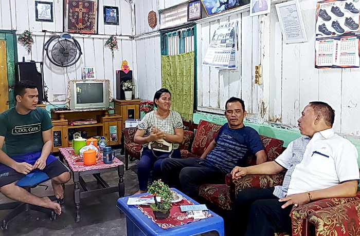 Dr Maruli Siahaan SH MH selaku Ketua Umum PPSD Siahaan Indonesia, melakukan kunjungan sosial membesuk/menjenguk Doni M Siahaan (Ama Johanes), suami dari A Br Sihombing, yang saat ini sedang pemulihan akibat mengalami kecelakaan tunggal.
