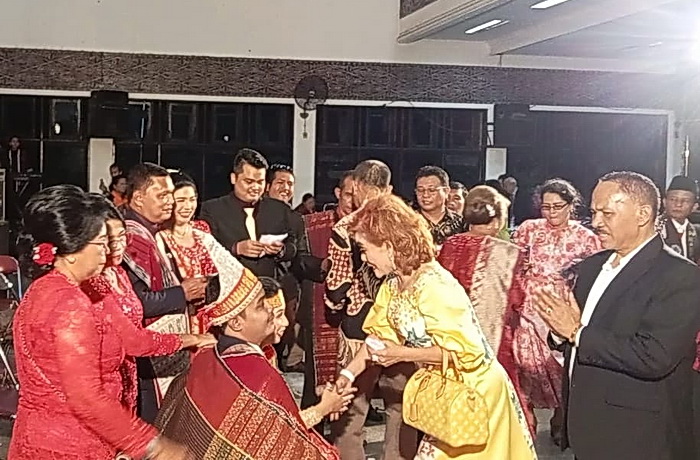 Anggota Komisi XIII DPR RI Dapil Sumut 1 Kombes Pol (Purn) Dr Maruli Siahaan SH MH menghadiri acara pesta resepsi pernikahan secara Adat Batak di Medan, Kamis (/7/8/2025).