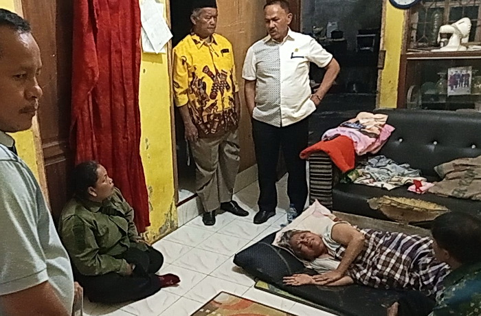 Dr Maruli Siahaan SH MH sebagai Ketua Umum PPSD Siahaan Indonesia, Selasa (5/8/2025), melakukan kunjungan sosial membesuk/menjenguk Elprida Br Siahaan, istri dari St Maju Nababan, yang saat ini mengalami sakit stroke selama 3 tahun.