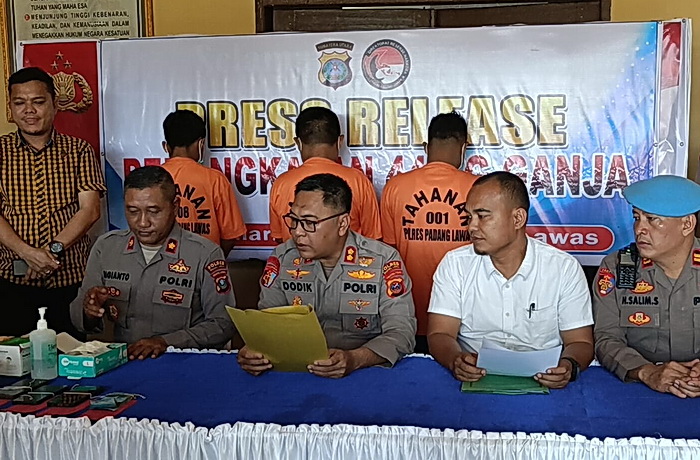Kapolres Padang Lawas AKBP Dodik Yuliyanto SIK didampingi Waka Kompol Sugianto SPd dan Kasat Narkoba Iptu Parlin Azhar SH MH melaksanakan press release ungkap kasus narkotika gol 1 jenis tanaman ganja sebanyak 44 kg, Sabtu (9/8/2025).