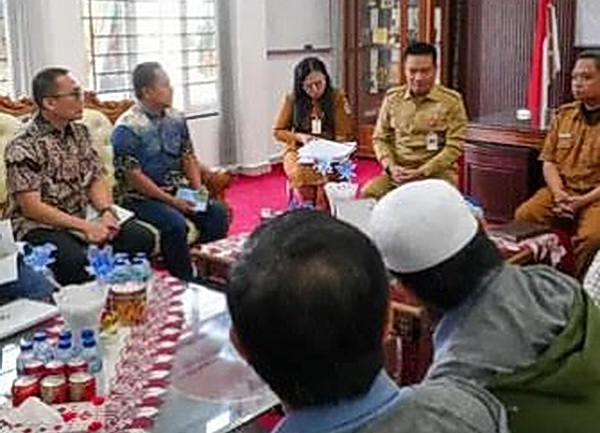 Bupati Humbahas Dr Oloan P Nababan didampingi Kepala Bappelitbangda Pahala Lumbangaol, Plt Kadis Pariwisata Pemuda dan Olahraga Eliapzan Sihotang menerima kunjungan kerja PT Indonesia Asahan Aluminium (Inalum), Selasa (5/8/2025)