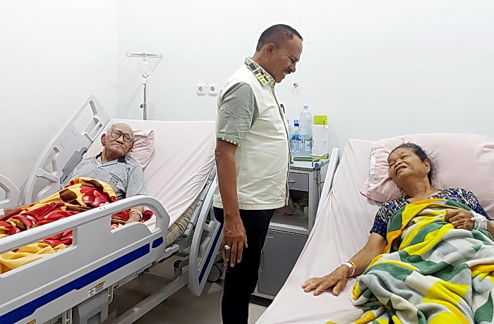 Dr Maruli Siahaan SH MH melakukan kunjungan sosial membesuk/menjenguk